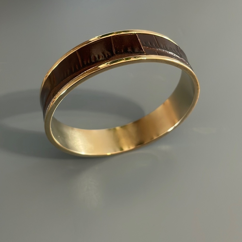 Banana Republic gold tone bangle bracelet with leather inlay 8-inch